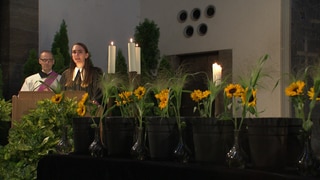 Pfarrerin Stephanie Hecke und der katholische DiakonThomas Leopold bei der Trauerfeier in der Aussegnungshalle des Waldfriedhofs in Stuttgart.