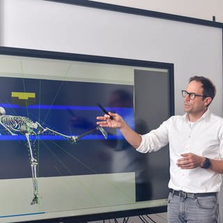 Der Stuttgarter Wissenschaftler Syn Schmitt erklärt, auf welche Weise die biomechanische Simulationsmethode den Vorfall rekonstruieren kann.  