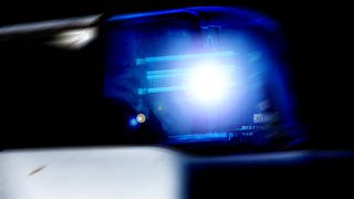 Ein Blaulicht an einem Streifenwagen der Polizei leuchtet.