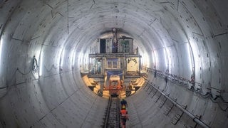 Im Talkessel der Stadt Stuttgart sind in den vergangenen neun Jahren 51 Kilometer Tunnel für das milliardenschwere Bahnprojekt S21 fertig gegraben worden.