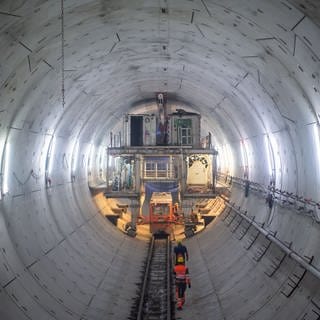 Im Talkessel der Stadt Stuttgart sind in den vergangenen neun Jahren 51 Kilometer Tunnel für das milliardenschwere Bahnprojekt S21 fertig gegraben worden.