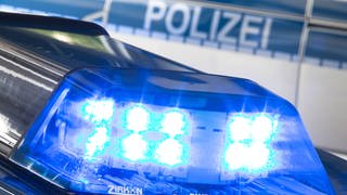 Blaulicht auf dem Dach eines Polizeiwagens.