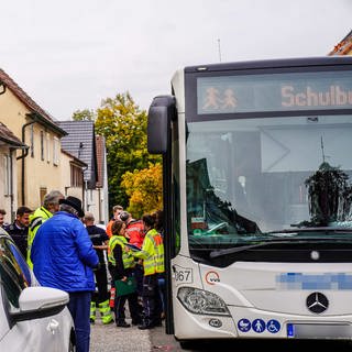 Einsatzkräfte kümmern sich um Verletzte nach einem Unfall mit einem Schulbus in Plochingen (Kreis Esslingen).