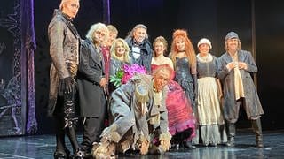 25 Jahre Musical Tanz der Vampire: In Stuttgart wurde gefeiert und Ehrengast war die Sängerin Bonnie Tyler (4. v.li.). Es ist ihr großer Hit  "Total Eclipse oft the Heart", den Komponist Jim Steinmann für dieses Musical freigab.