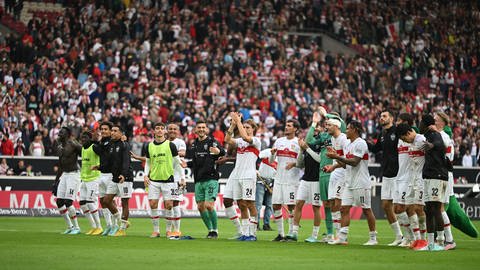 Da war noch alles friedlich: Die Spieler des VfB Stuttgart bedanken sich nach dem 4:1-Sieg gegen Bochum bei den Fans für ihre Unterstützung.