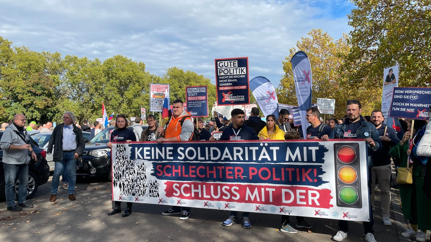 In Stuttgart haben am Sonntag mehr als 1.000 Demonstranten den Rückzug der Bundesregierung gefordert.