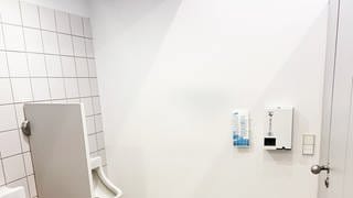 In den Herren-Toiletten im Stuttgarter Rathaus hängen jetzt ein Tampon-Automat und ein Hygienebehälter für Binden.