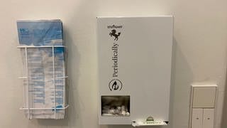 Auf allen Rathaustoiletten in Stuttgart hängen jetzt Tampon-Automaten.