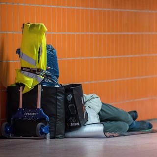 Ein Obdachloser schläft in einer Unterführung in Stuttgart