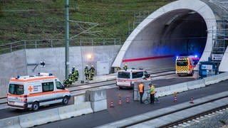Einsatzkräfte fahren bei einer großen Einsatzübung mit Rettungsfahrzeugen in den Boßler-Tunnel. Der Tunnel befindet sich auf der neuen Schnellbahntrasse Wendlingen-Ulm, die im Dezember 2022 in Betrieb genommen wird.