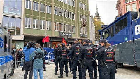 Polizei sammelt sich vor AfD-Demonstration auf dem Stuttgarter Marktplatz