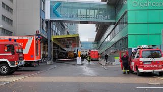 Einsatzfahrzeuge der Feuerwehr vor dem Klinikum Stuttgart. Dort war am Donnerstag schwach radioaktives Abwasser ausgetreten. 