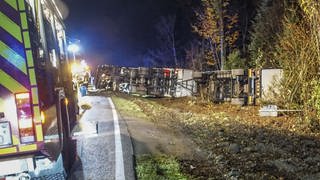 Ein Lastwagen ist bei bei Herrenberg in einer Kurve von der Fahrbahn ab gekommen und umgekippt. Der Fahrer wurde leicht verletzt.