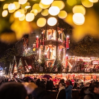 Die Krippenpyramide auf dem Schlossplatz ist eine der Hauptattraktionen auf dem Weihnachtsmarkt Stuttgart. Trotz Energiekrise darf sie adventlich erstrahlen.