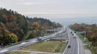 Autos fahren auf der Autobahn A81 bei Herrenberg. Auf der A81 bei Herrenberg (Kreis Böblingen) wird der Schönbuchtunnel nachts wegen Wartungsarbeiten gesperrt. 