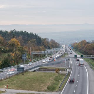 Autos fahren auf der Autobahn A81 bei Herrenberg. Auf der A81 bei Herrenberg (Kreis Böblingen) wird der Schönbuchtunnel nachts wegen Wartungsarbeiten gesperrt. 