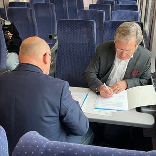 Vertragsunterzeichnung in Stuttgart: Der Verkehrsvertrag zwischen dem Land BW und DB Regio sieht vor, dass auf der Neubaustrecke Wendlingen-Ulm pro Stunde auch ein Regionalzug fährt.