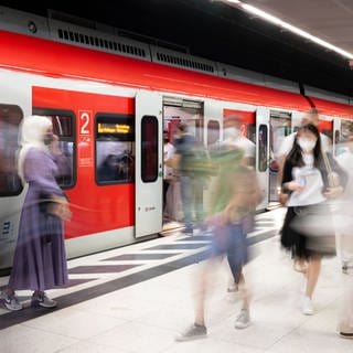 Fahrgäste steigen an einem S-Bahn-Gleis im Hauptbahnhof aus einer S-Bahn.
