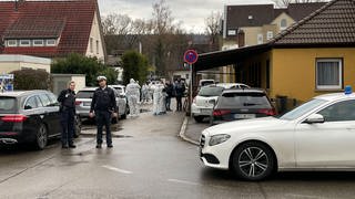 Polizeibeamte am Tatort in Schorndorf. Dort wurden in einem Haus zwei Tote gefunden.