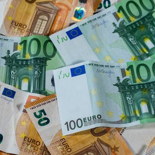 Euro-Geldscheine mit unterschiedlichen Werten liegen aufeinander.