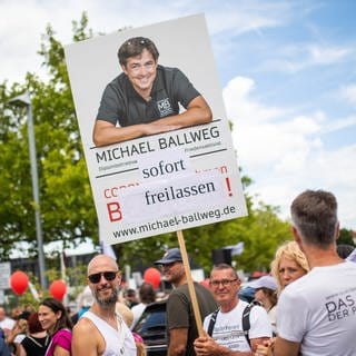 "Michael Ballweg sofort freilassen!" steht auf dem Schild eines Teilnehmers einer "Querdenken"-Demonstration für den inhaftierten Gründer Ballweg.