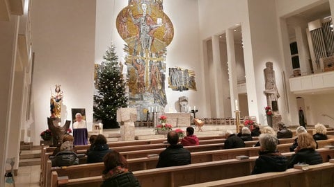 Menschen nehmen am Trauergottesdienst in Stuttgart für den verstorbenen Papst Benedikt teil