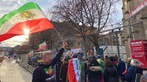 Iranische Aktivisten haben in Stuttgart gegen das Regime in ihrem Heimatland protestiert. Mehrere hundert Menschen nahmen daran am Sonntagnachmittag teil.