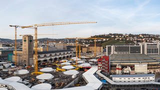 Baustelle Stuttgart 21. Hier entsteht der neue Durchgangsbahnhof. Im Hintergrund der Bonatzbau mit Bahnhofsturm.