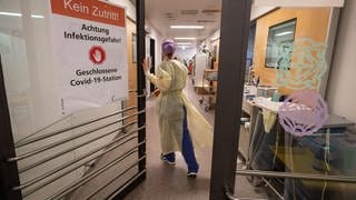 Eine Krankenpflegerin betritt einen abgetrennten Bereich für Covid-19 Patienten einer Intensivstation des Klinikum Stuttgart.