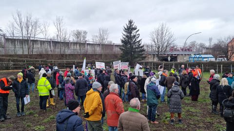 In Korntal-Münchingen demonstrierten nach Angaben der Veranstalter zirka 140 Menschenn für den Erhalt von wertvollem Ackerland und damit gegen ein geplantes Gewerbegebiet.