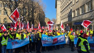 Rund 4.000 Post-Beschäftigte haben nach Angaben der Gewerkschaft ver.di am Dienstag in Stuttgart für 15 Prozent mehr Lohn demonstriert.