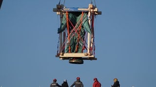 Da fliegt sie, die Concordia vom Stuttgarter Schloßplatz. Bleibt nur zu hoffen, dass diesmal die richtigen Schrauben gefunden werden, um sie wieder auf ihren Sockel zu stellen.