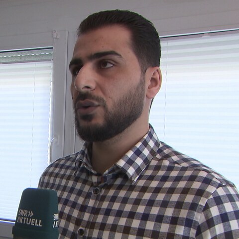 Der Syrer Omer Albakour hat nahe Verwandte in Syrien verloren. Gegenüber dem SWR erklärt er, warum er seiner Familie von Stuttgart aus kaum helfen kann.