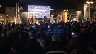 Mehrere Hundert Menschen auf dem Sindelfinger Marktplatz nehmen an einer Trauerfeier für die Erdbebenopfer in der Türkei und Syrien teil. 