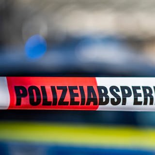 Symbolbild: Blaulicht In Ostfildern-Parksiedlung wurde mindestens eine Person bei einer Schiesserei verletzt.