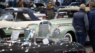 Die Oldtimer-Messe "Retro Classics" findet vom 23. bis 26. Februar 2023 in Stuttgart auf dem Messegelände am Flughafen statt. Auf dem Foto ist ein alter, mintfarbener Mercedes zu sehen, drum herum Besucher.