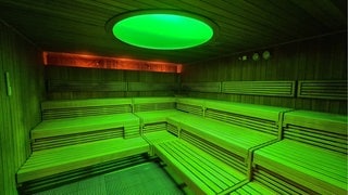 Grünes Licht in einem leeren Tepidarium: In Ludwigsburg öffnet wieder die Sauna