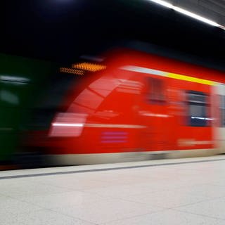 Einfahrende S-Bahn in Stuttgart an der Station Feuersee.