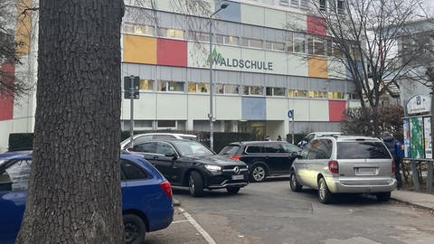 Viele Eltern haben ihre Kinder am Freitag mit dem Auto in die Waldschule in Stuttgart-Degerloch gebracht.