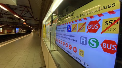 Warnstreik im ÖPNV: gähnende Leere am Freitag an der Stadtbahn-Haltestelle Rotebühlplatz.