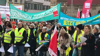 Angestellte im Öffentlichen Dienst demonstrieren am Freitag in Esslingen für höhere Löhne.