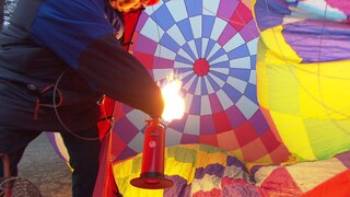 Der Mini-Ballon wird mit gas befüllt - das Gas reicht für circa 45 Minuten Fahrt am Himmel.
