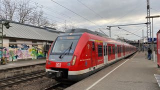 S-Bahn Stuttgart fährt in einen Bahnhof ein. Eine Signalstörung konnte behoben werden.