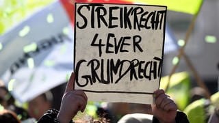 Plakat mit der Aufschrift "Streikrecht 4ever Grundrecht"