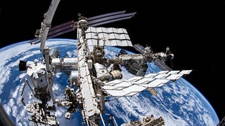 Hier wird der Stuttgarter Gin bald landen. Eine Aufnahme aus der Kamera des Nasa-Astronauten Marshburn zeigt die Internationale Raumstation ISS und die Erde darunter. 