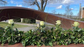 15 weiße Rosen erinnern an die 15 Opfer des Amoklaufs in Winnenden und Waiblingen im Jahr 2009