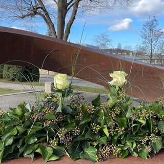 15 weiße Rosen erinnern an die 15 Opfer des Amoklaufs in Winnenden und Waiblingen im Jahr 2009