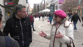 Mario Novak bietet Menschen Gesprächsmöglichkeit in der Fußgängerzone