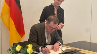 Im Beisein von Sozialbürgermeisterin Alexandra Sußmann trägt sich Oleksii Makeiev, der neue Botschafter der Ukraine, bei seinem Antrittsbesuch in Stuttgart ins Goldene Buch der Stadt ein. 