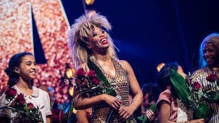 Aisata Blackman, Tina Turner-Darstellerin, steht mit Blumen auf der Bühne bei der Premiere des Musicals "TINA - Das Tina Turner Musical" im Stage Apollo Theater. 